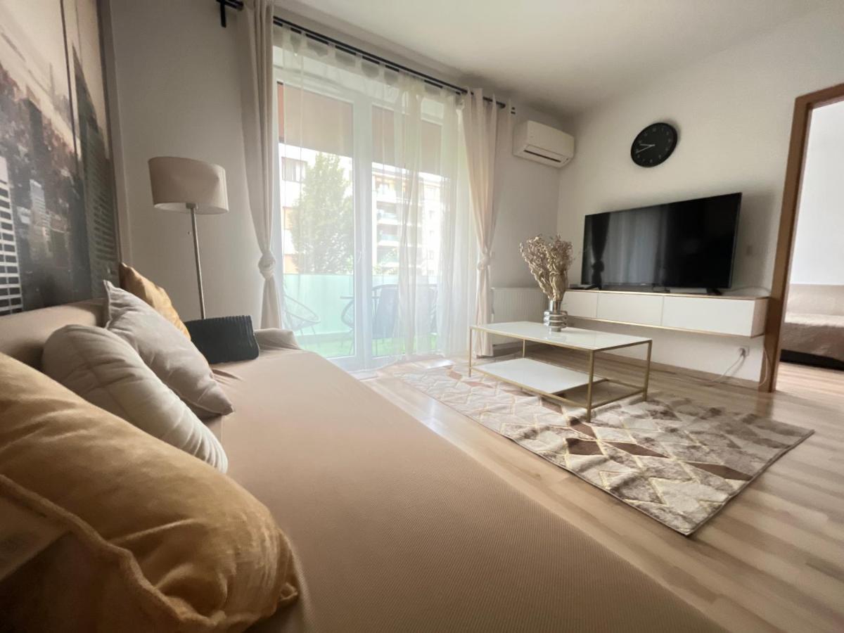 Corvin Promenade Crystal Apartment Budapest Ngoại thất bức ảnh